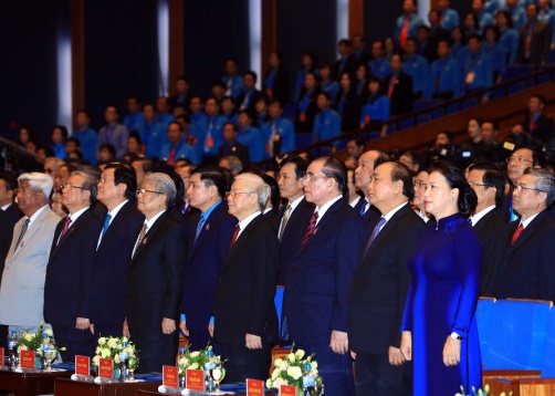 Các đại biểu thực hiện nghi thức chào cờ. 