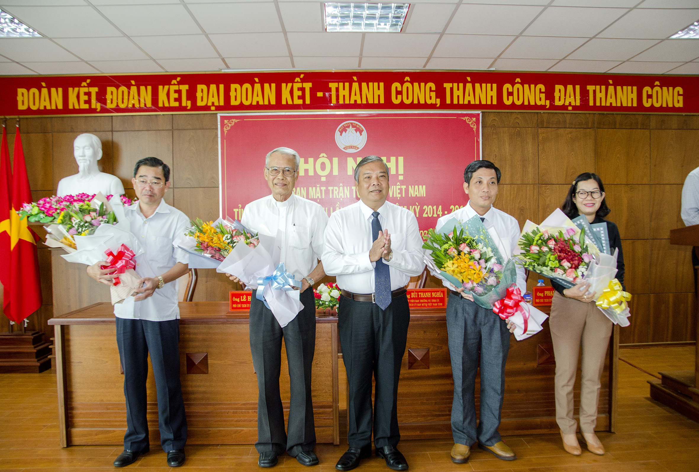 Đồng chí Bùi Thanh Nghĩa, Ủy viên Ban Thường vụ Tỉnh ủy, Chủ tịch UBMTTQVN tỉnh tặng hoa chúc mừng các đồng chí Ủy viên được hiệp thương bổ sung, thay thế Ủy viên UBMTTQVN tỉnh khóa V.