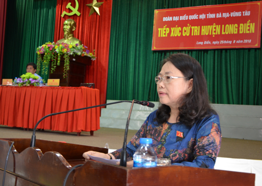 Đại biểu Nguyễn Thị Yến, Phó Bí thư Thường trực Tỉnh ủy, Trưởng Đoàn ĐBQH tỉnh thông tin về dự kiến nội dung, chương trình Kỳ họp thứ 6, Quốc hội khóa XIV với cử tri huyện Long Điền.