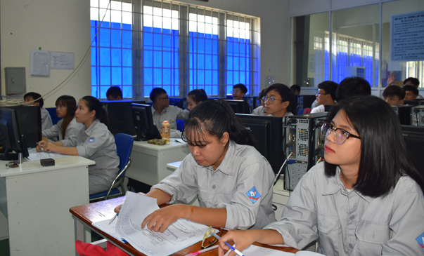 SV nữ học nhóm ngành kỹ thuật có nhiều thuận lợi. Trong ảnh: SV năm thứ nhất lớp nghề cắt gọt kim loại  Trường CĐ Kỹ thuật công nghệ.