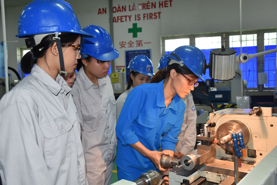 SV nữ năm thứ nhất lớp nghề cắt gọt kim loại trường CĐ Kỹ thuật  công nghệ.