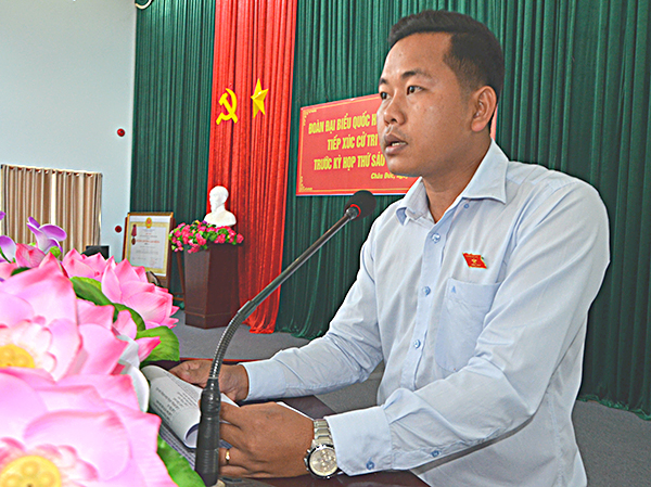 Đại biểu Dương Tấn Quân thông tin về tình hình kinh tế - xã hội 8 tháng đầu năm 2018 trên địa bàn tỉnh và cả nước với cử tri huyện Châu Đức.