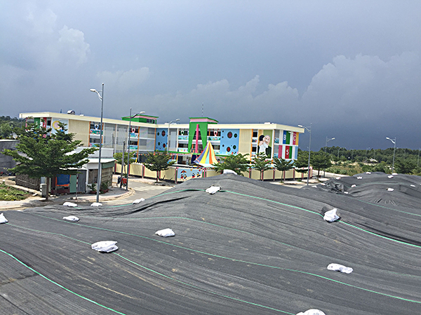 Bãi cát ở thôn 1, xã Long Sơn, TP.Vũng Tàu nằm gần trường học và khu dân cư, gây ra bụi cát ảnh hưởng đến đời sống, sinh hoạt của người dân.