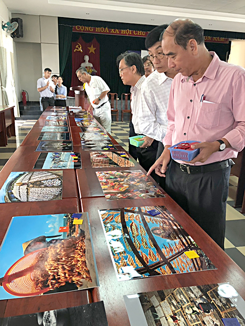 Ban giám khảo xem xét, chấm điểm các tác phẩm ở vòng sơ khảo.