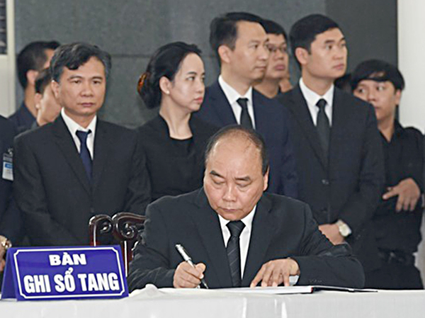 Thủ tướng Nguyễn Xuân Phúc ghi sổ tang tưởng nhớ Chủ tịch nước Trần Đại Quang.