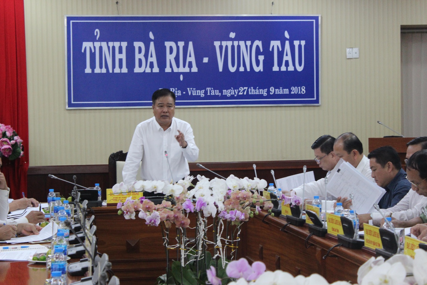 Đồng chí Nguyễn Văn Trình, Chủ tịch UBND tỉnh chủ trì cuộc họp