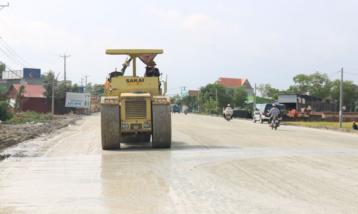 Tập trung chỉ đạo các chủ đầu tư đẩy nhanh tiến độ triển khai các dự án đã được bố trí vốn khởi công  mới từ vốn ngân sách nhà nước. Trong ảnh: Thi công Dự án đường QL 56 tuyến tránh Bà Rịa
