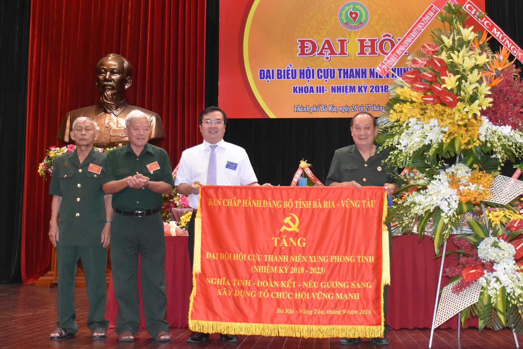 Thay mặt lãnh đạo tỉnh, đồng chí Nguyễn Văn Đồng, Ủy viên Ban Thường vụ Tỉnh ủy, Trưởng Ban Dân vận Tỉnh ủy tặng bức trướng của Ban Chấp hành Đảng bộ tỉnh chúc mừng Đại hội. 