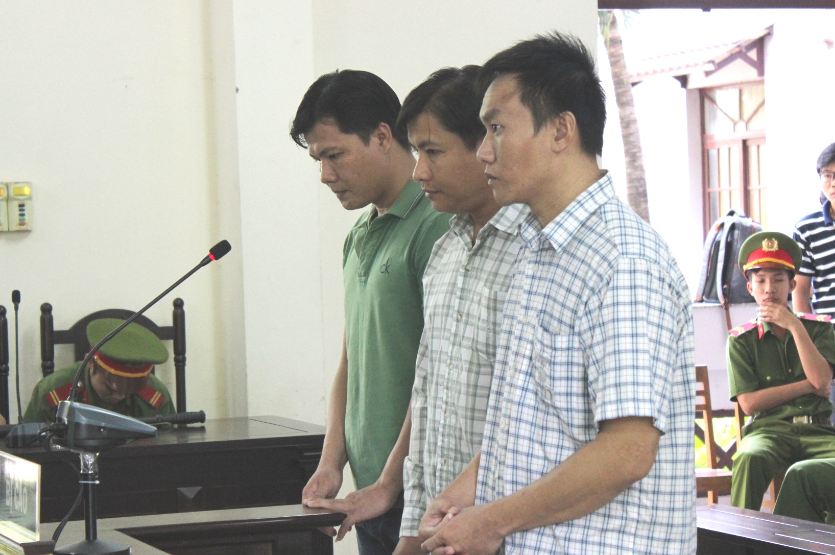  Từ trái sang phải: Hoàng, Khiêm, Hiệp tại phiên tòa sáng 27-9.