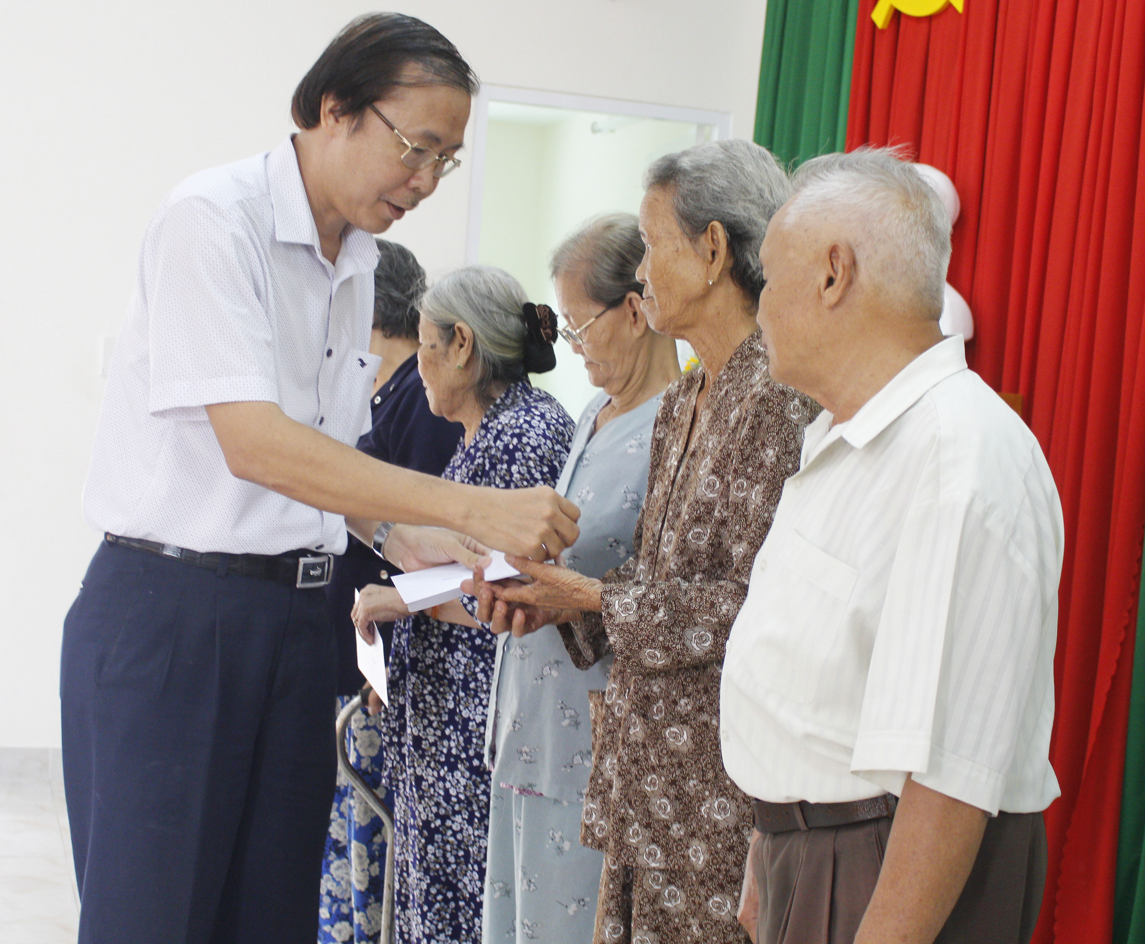  Đại diện Công ty Điện lực TNHH BOT Phú Mỹ 3 tặng quà cho người cao tuổi trên địa bàn TP.Vũng Tàu.  Ảnh: HỒNG PHƯƠNG