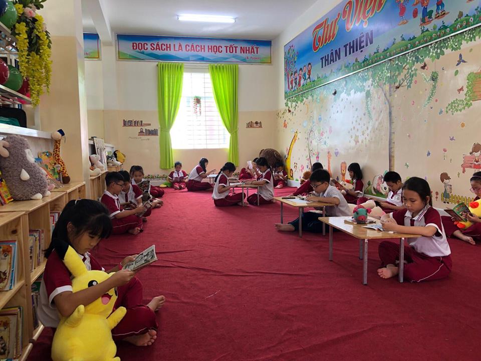 Các em HS Trường TH Quang Trung đọc sách tại “Thư viện thân thiện”.