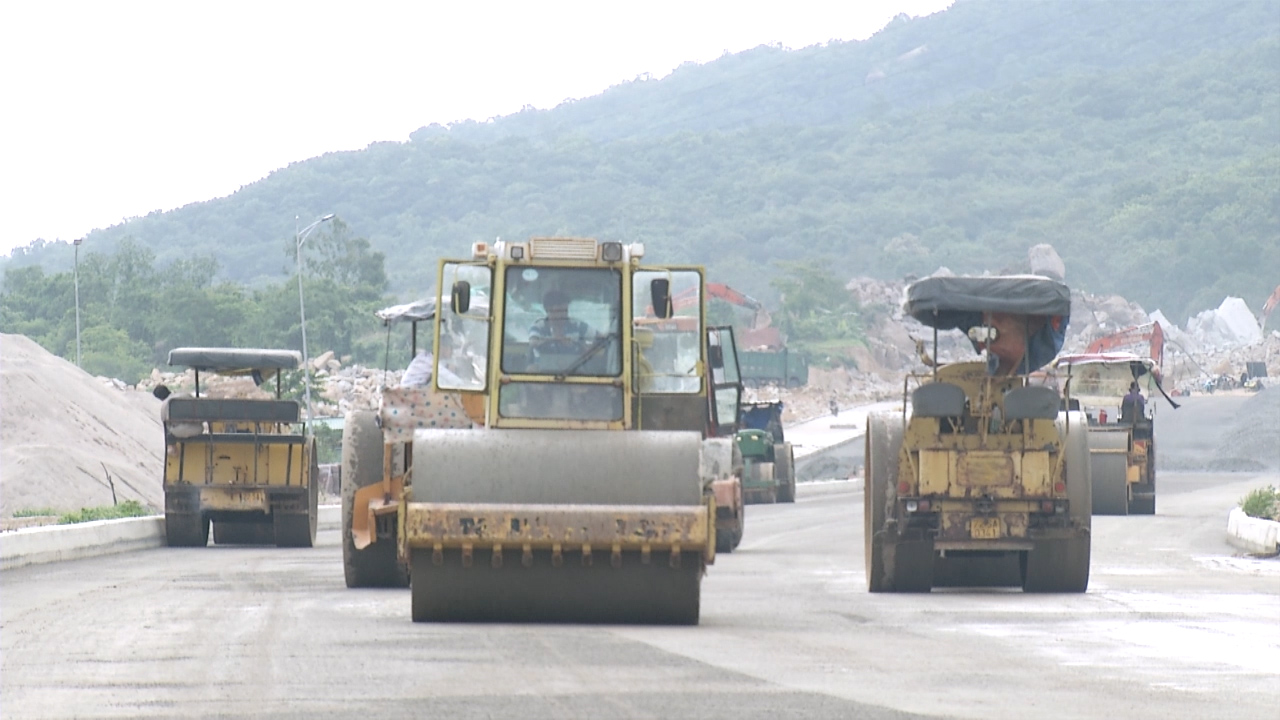 Thi công dự án QL56 tuyến tránh Bà Rịa. Ảnh: THANH NGA