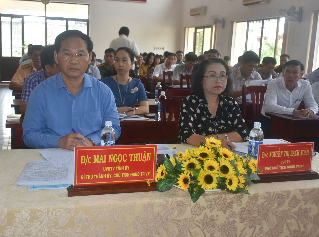 Các đồng chí: Mai Ngọc Thuận, Ủy viên Ban Thường vụ Tỉnh ủy, Bí thư Thành ủy Vũng Tàu, Chủ tịch HĐND TP.Vũng Tàu; Nguyễn Thị Bạch Ngân, Phó Chủ tịch UBND TP.Vũng Tàu-Trưởng Ban chỉ đạo 138 TP.Vũng Tàu tham dự hội nghị.