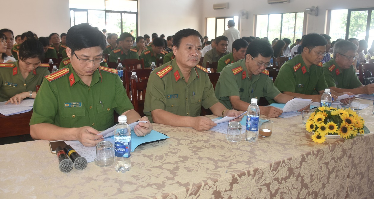 Các đại biểu tham dự hội nghị.