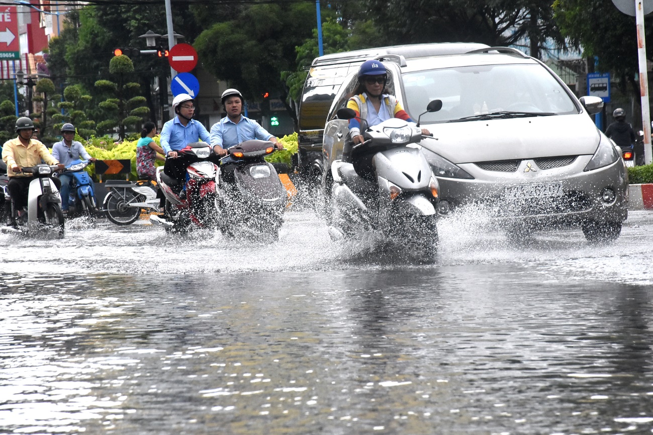 Phương tiện lưu thông trên đường Lê Hồng Phong, đoạn gần ngã ba Lê Hồng Phong - 2-9.