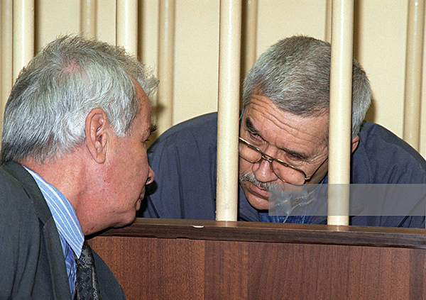 Alexander Zaporozhsky (phải), cựu điệp viên KGB đã giúp Mỹ bắt gián điệp Nga trong FBI. Ảnh: Getty/Tass