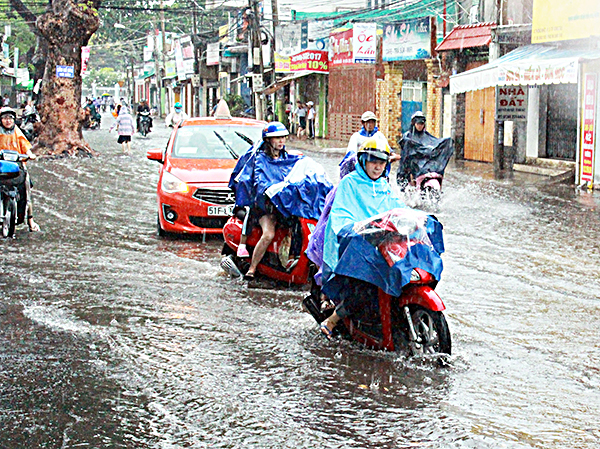 Mưa lớn sáng 28-9 làm ngập sâu nhiều tuyến đường. Ảnh chụp trên đường Trương Công Định, TP. Vũng Tàu.