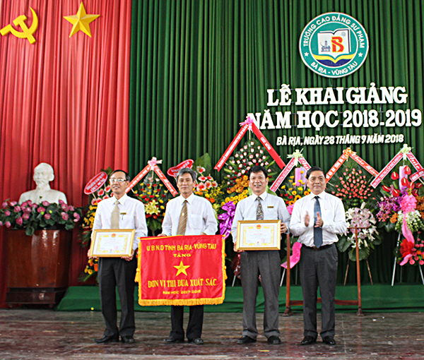 Đồng chí Lê Tuấn Quốc, Phó Chủ tịch UBND tỉnh trao Cờ thi đua và Bằng khen của UBND tỉnh cho tập thể Trường CĐ Sư phạm BR-VT. 