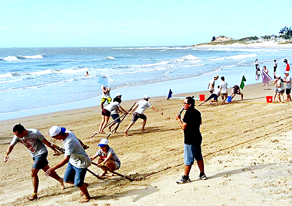 Du khách vui chơi tại Long Hải Beach Resort (thị trấn Long Hải, huyện Long Điền).