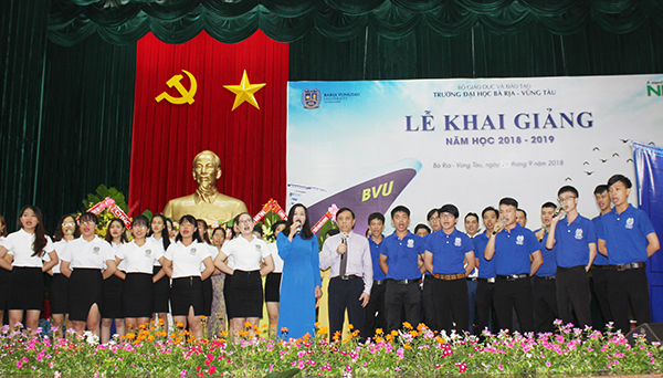 Tiết mục văn nghệ do tập thể cán bộ, GV Trường ĐH BR-VT biểu diễn tại lễ khai giảng. 