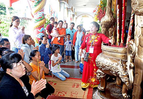 Người dân dâng hương, chiêm bái tại Đền thờ Đức thánh Trần trong ngày 29-9.