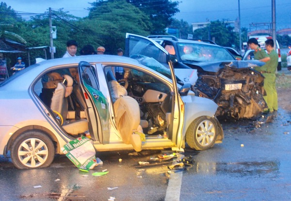 Vụ tai nạn khiến 2 xe biến dạng.