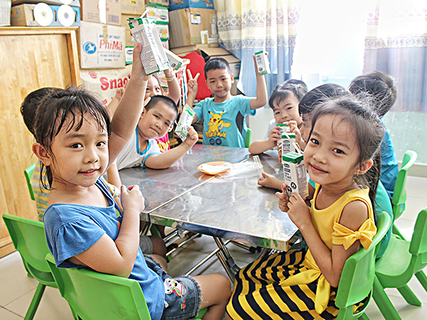 Cùng với trẻ dưới 6 tuổi, HS TH rất cần được bổ sung sữa. Trong ảnh: HS Trường MN Thắng Nhì (TP. Vũng Tàu) uống sữa học đường. Ảnh: KHÁNH CHI.