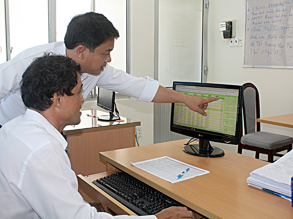 Cán bộ Điện lực Vũng Tàu sử dụng phần mềm kiểm tra từ xa để theo dõi sản lượng điện cũng như cảnh báo những công tơ có biểu hiện quá tải.