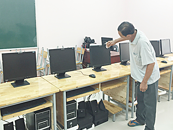 Tại 1 phòng vi tính của Trung tâm VHTTHTCĐ xã Bưng Riềng (huyện Xuyên Mộc), hàng chục chiếc máy tính đặt trên các dãy bàn,  hầu như chưa hề sử dụng. Ảnh: TRÚC GIANG 