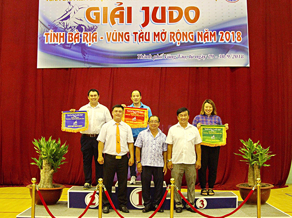 Ban tổ chức trao giải Nhất, Nhì, Ba toàn đoàn cho các đội.
