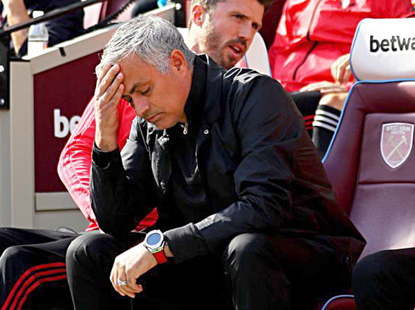 HLV Mourinho ôm đầu trên băng ghế huấn luyện trong trận M.U thua West Ham 1-3.