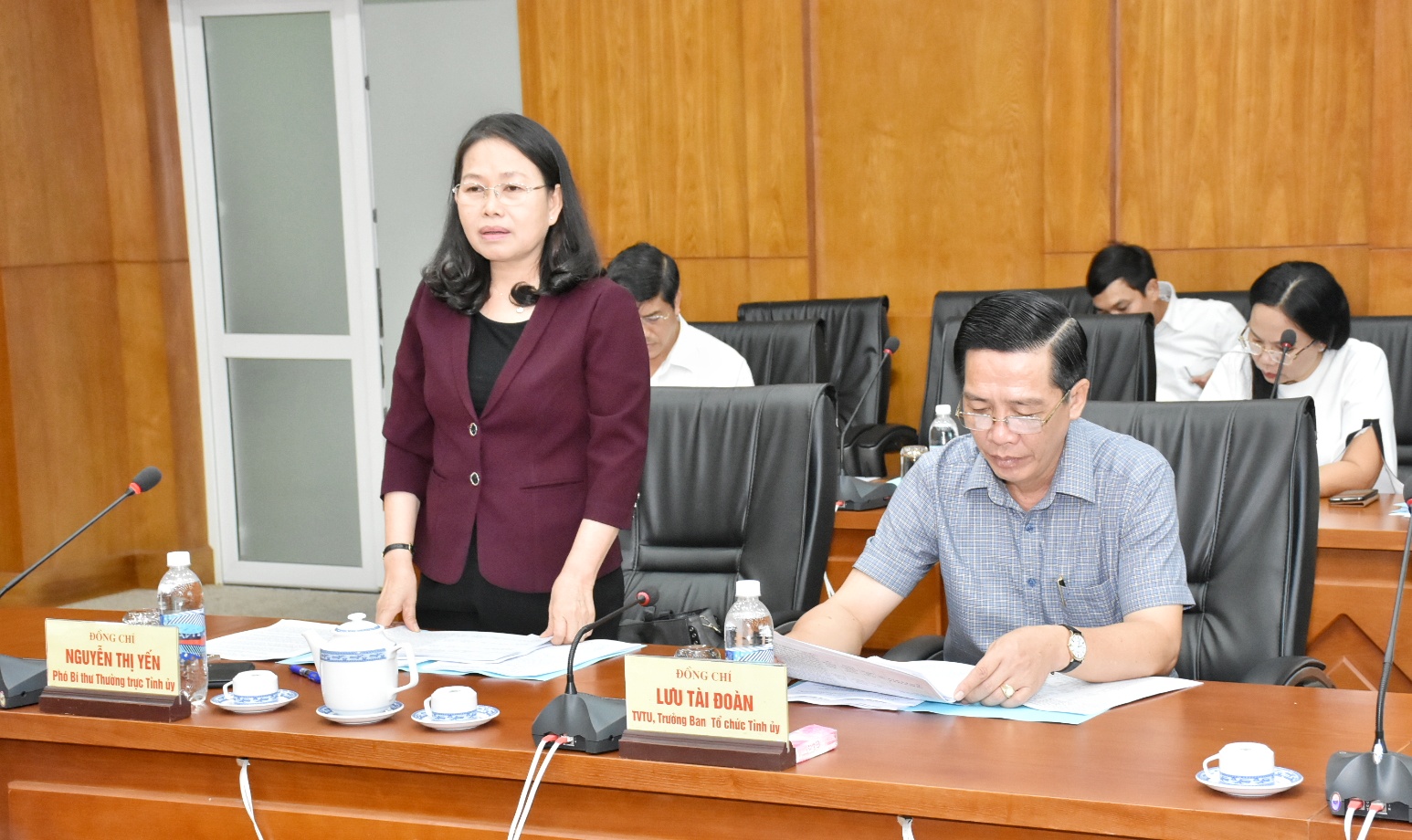 Đồng chí Nguyễn Thị Yến, Phó Bí thư Thường trực Tỉnh ủy, Trưởng Đoàn đại biểu Quốc hội tỉnh phát biểu khai mạc cuộc họp. 