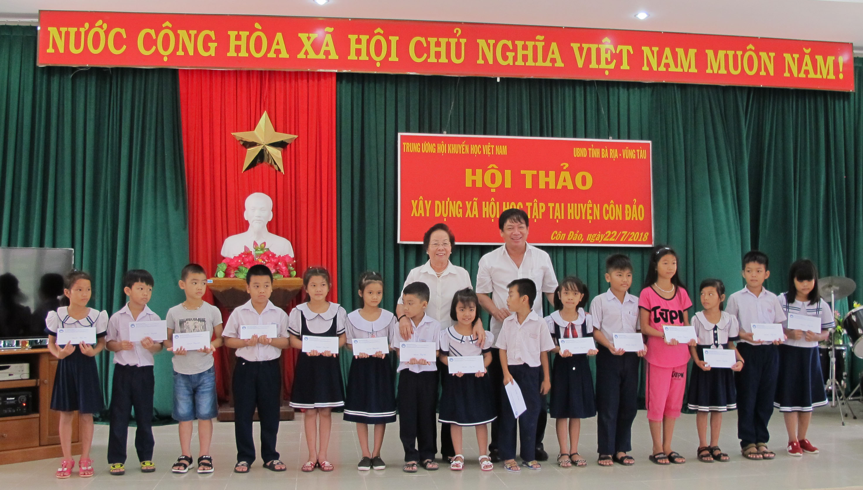 Bà Nguyễn Thị Doan, Chủ tịch Hội Khuyến học Việt Nam tặng học bổng cho học sinh nghèo hiếu học huyện Côn Đảo, tháng 7-2018.