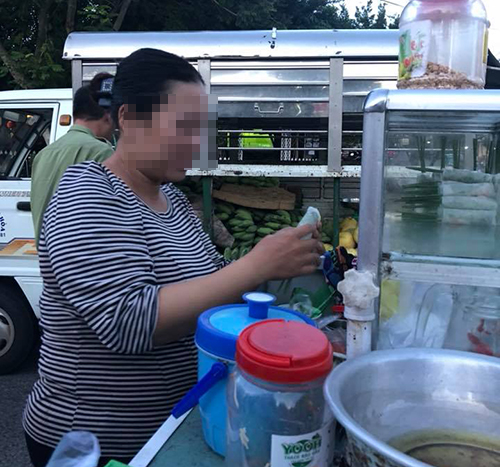 Tại một điểm bán thức ăn đường phố ở phường 4 (TP.Vũng Tàu), người bán hàng không sử dụng găng tay khi tiếp xúc với thực phẩm chín.