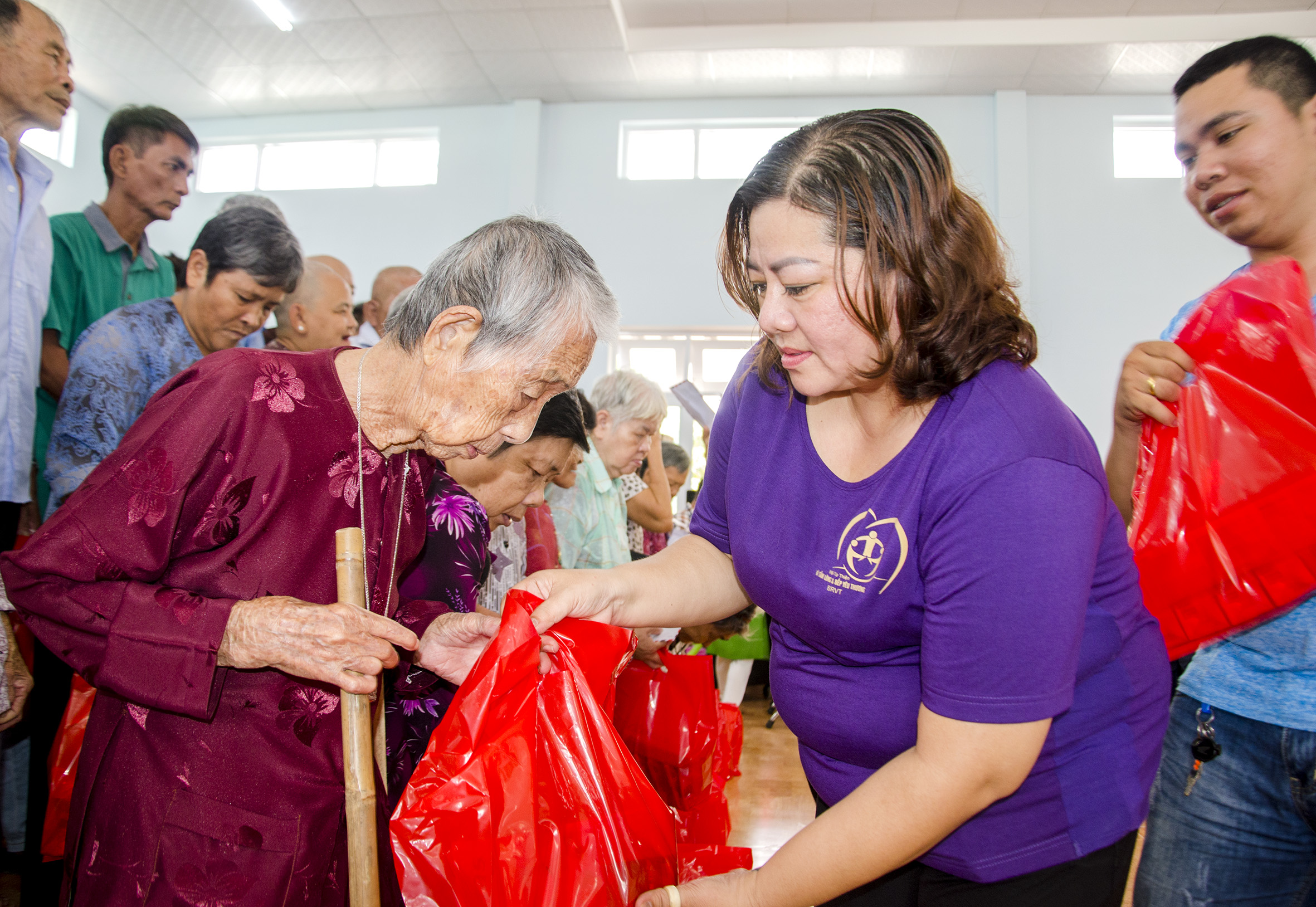 Nhóm thiện nguyện “Vì tấm lòng - Bếp yêu thương” (TP.Vũng Tàu) tặng quà người cao tuổi tại Trung tâm Nuôi dưỡng người già  neo đơn (xã An Ngãi, huyện Long Điền).