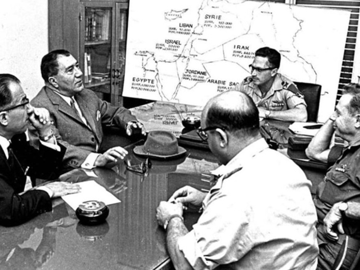 Các quan chức quốc phòng Iran với các đối tác Israel tại trụ sở quân đội Israel vào năm 1975.