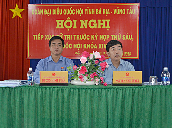 Các đại biểu: Dương Minh Tuấn; Nguyễn Văn Tuyết TXCT TX.Phú Mỹ.