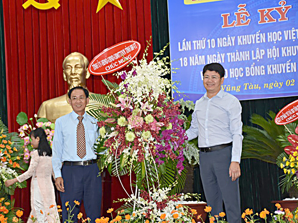 Đồng chí Nguyễn Thanh Tịnh, Phó Chủ tịch UBND tỉnh thay mặt Tỉnh ủy, HĐND, UBND, UBMTTQ VN tỉnh tặng lẵng hoa chúc mừng Hội Khuyến học tỉnh.