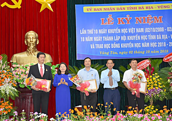 Đồng chí Nguyễn Thị Yến tặng kỷ niệm chương của Trung ương Hội Khuyến học Việt Nam cho các cá nhân.