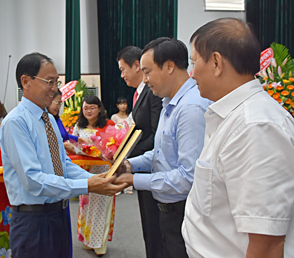 Ông Võ Thành Kỳ, Chủ tịch Hội Khuyến học tỉnh tặng Bằng khen cho các cá nhân và tập thể.
