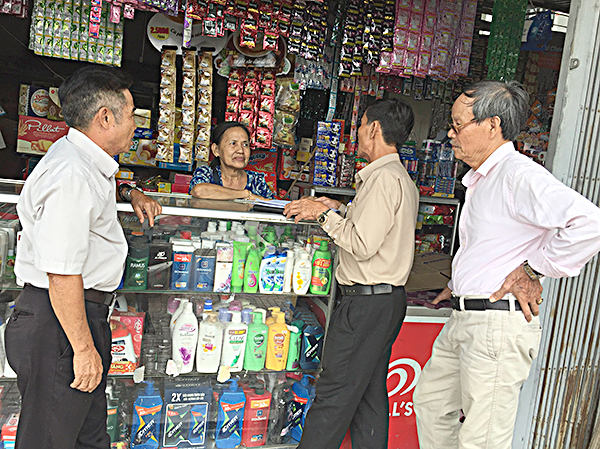 Tổ dân vận khéo khu phố Mỹ Tân (phường Mỹ Xuân, TX.Phú Mỹ) tuyên truyền, vận động người dân tại tuyến Quốc lộ 51 không lấn, chiếm vỉa hè, lề đường để kinh doanh, buôn bán.