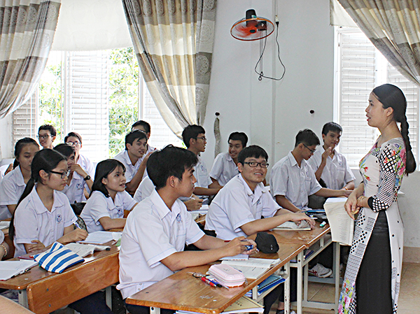 HS lớp 12A1 Trường THPT Châu Thành (TP. Bà Rịa) hăng say trong tiết học Ngữ văn. Ảnh: Khánh Chi