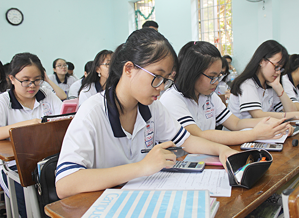 Học sinh lớp 12A7, Trường THPT Vũng Tàu trong tiết học Toán. Ảnh: KHÁNH CHI