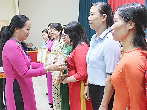 Bà Nguyễn Thị Thu Hằng, Phó Chủ tịch Hội Liên hiệp phụ nữ TP. Vũng Tàu trao giải cho các đơn vị đạt thành tích xuất sắc. Ảnh: Khánh Chi.