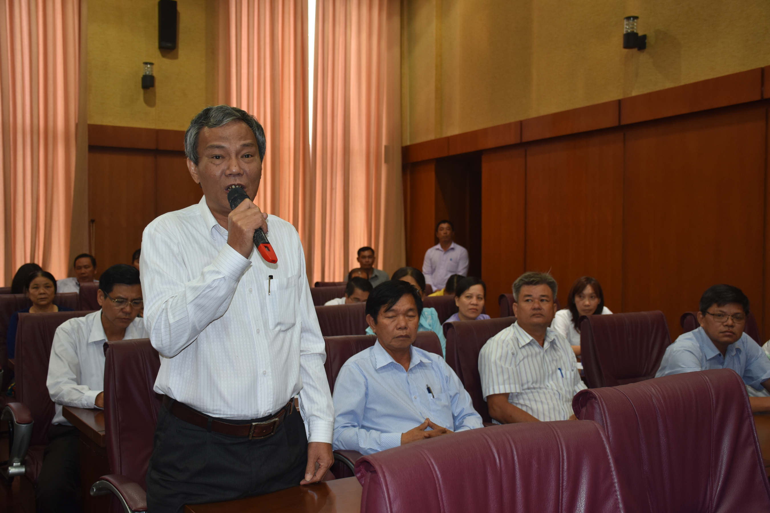 Cử tri Lê Quốc Hùng, Hiệu trưởng Trường chuyên Lê Quý Đôn phát biểu ý kiến về chương trình tổng thể đổi mới chương trình giáo dục phổ thông.