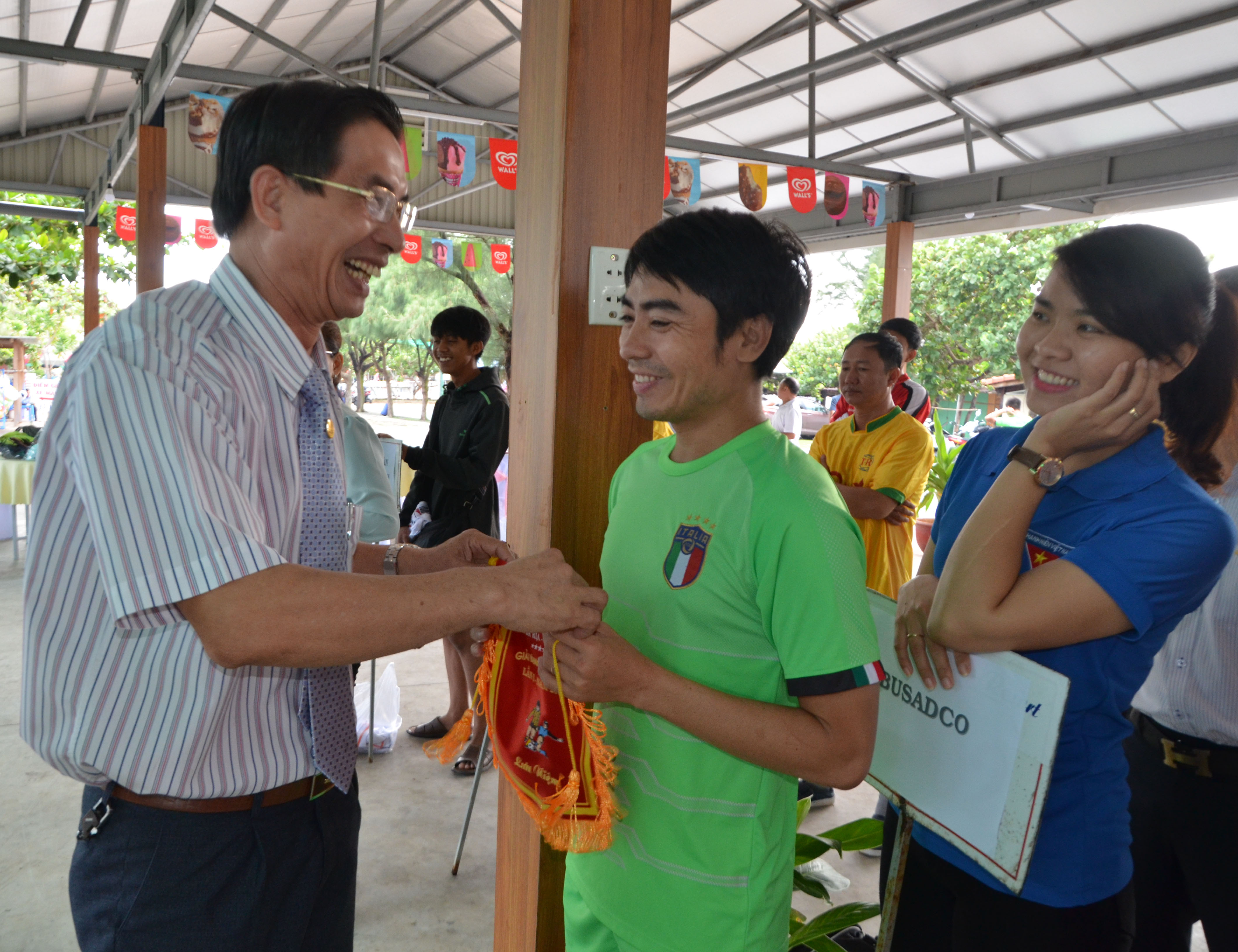 Ông Võ Minh Giang, Phó Bí thư Đảng ủy Khối DN tỉnh  trao cờ lưu niệm cho các cơ sở Đoàn tham dự giải bóng đá mini thanh niên khối DN. 