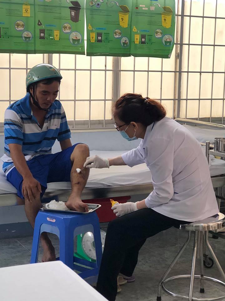 Nhân viên y tế Trạm Y tế phường 4 (TP.Vũng Tàu) sơ cứu vết thương cho người dân. 