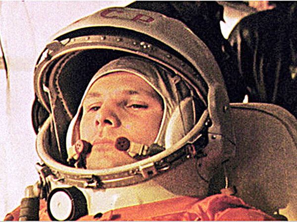 Yuri Gagarin trước khi phóng phi thuyền Vostok-1 vào ngày 12-4-1961. 