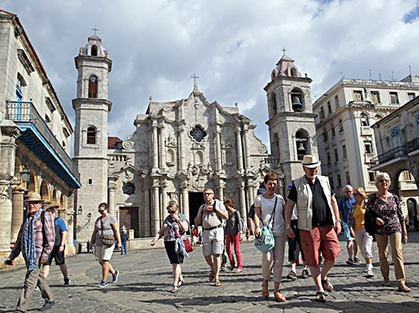Khách du lịch tham quan khu Plaza de la Cathedral tại thủ đô La Habana, Cuba.