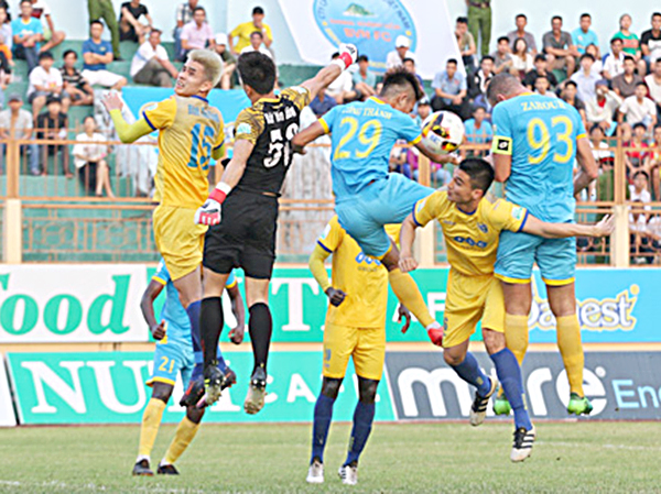 Trận đấu giữa FLC Thanh Hóa và Sanna Khánh Hòa sẽ phân định ngôi á quân V.League 2018.